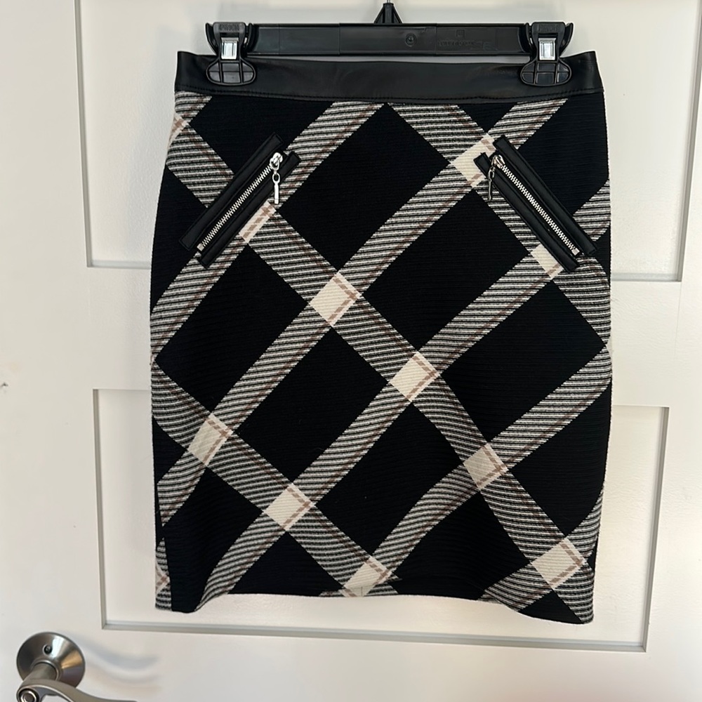 Black and white pencil skirt with thin leather like this top